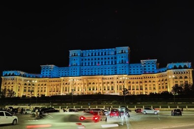Augusztus 24-én, Ukrajna függetlenségének napján sárga-kék fényekbe borult a bukaresti parlament. Fotó: Facebook / Camera deputaților
