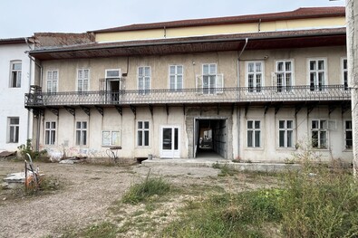 Évek óta építőtelep a városközpont házsorai által közrezárt terület. A szerző felvétele