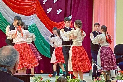 Varsolci fiatalok március 15-ei műsora. A feledésből visszahozott, saját kezűleg megvarrt népviseletüket minden ünnepségen felöltik a szilágysági magyarok. Fotó: Facebook / SZIT