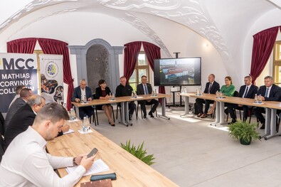 A tanácskozás résztvevői. Fotó: Bartos Lóránt