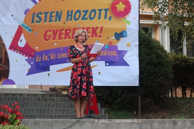 Benedek-Huszár Erika megnyitja a tanévet. Böjte Ferenc archív felvétele