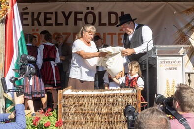 A székelyföldi búzaösszeöntés ünnepe (Magyarok Kenyere – 15 millió búzaszem)