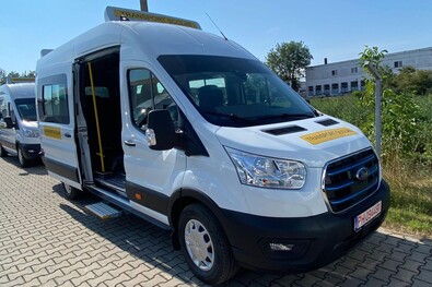 Ilyen Ford Transit típusú, 16+1 személyes kisbuszok szállítják a diákokat a községekből. Fotó: Kovászna Megye Tanácsa