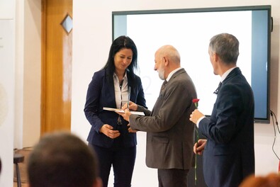 Antalka Ágota átveszi a díjat Burus-Siklódi Botond szervezeti elnöktől.  Fotó: RMPSZ