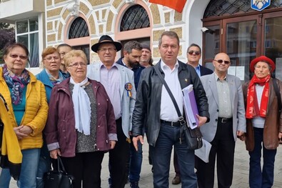 Mihai Tîrnoveanu és támogatói a Kovászna megyei prefektúra előtt. Fotó: Facebook / Mihai Tîrnoveanu - képernyőmentés