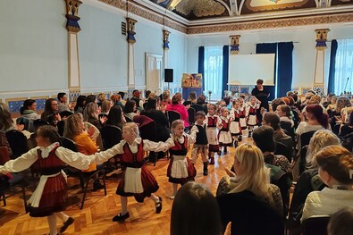 A Csipike Napközi Otthon Tipetupa csoportjának alkalmi előadása nyitotta a konferenciát. A szerző felvételei