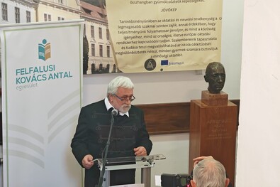 Blaskó János és a szobra. Fotó: Facebook / Toró Tamás 