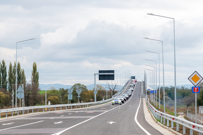 Történelmi pillanat – az első autók a terelőúton. Fotó: Vargyasi Levente