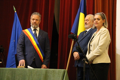 Benedek-Huszár János leteszi a hivatali esküt, mellette Bán István korelnök és Dombi Réka Hilda jegyző. Hecser László felvétele