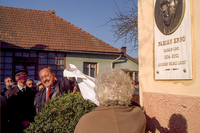 Németh Zsolt és Fábián Ernő özvegye 2004. november 6-án leleplezi Vetró András szobrászművész bronzplakettjét a filozófus szülőházán. A szerző archív felvétele