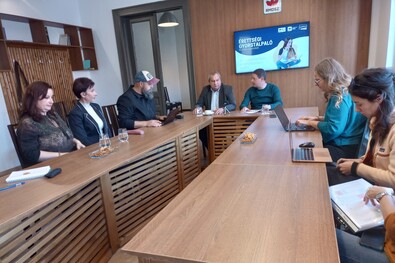 Tájékoztató az RMDSZ-székházban – folytatják a programot. A szerző felvétele