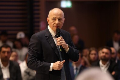 Az elnökválasztáson függetlenként induló Mircea Geoană. Fotó: Facebook / Mircea Geoana