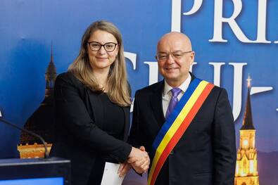 Oláh Emese és Emil Boc az alakuló ülésen. Fotó: Facebook / Oláh Emese