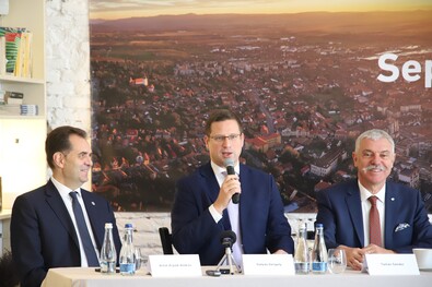 A román–magyar viszony javításáért részt kell venni a választásokon (Gulyás Gergely Sepsiszentgyörgyön)