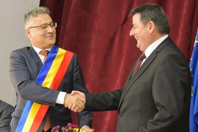 Ráduly István prefektus (jobbról) gratulál Gyerő József polgármesternek. Fotó: Butyka Gyula