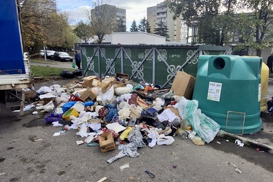 Ritkán látott mennyiségű szeméttel árasztották el a gyűjtőpontot. Fotó: Tega Rt.