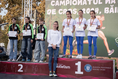 Szentgyörgyiek a dobogó legmagasabb fokán. Fotó: Facebook / Sepsiszentgyörgyi Iskolás Sportklub