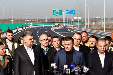 Marcel Ciolacu kormányfő és Sorin Grindeanu közlekedési miniszter egy nappal az átadás előtt látogatott el a foksányi autópálya-szakaszra. Fotó: gov.ro