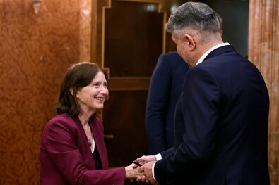 Marcel Ciolacu kormányfő és Kathleen Kavalec amerikai nagykövet. Fotó: gov.ro