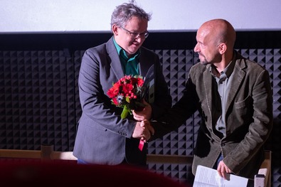 Killyéni András Péter sporttörténész (balról) a filmkészítő csapat nevében átveszi Imreh Istvántól a díjat a sepsiszentgyörgyi Kaptár Dokumentumfilm-szemlén. Fotó: Toró Attila