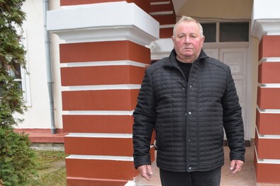 Földes Ernő, a papolci Imreh Albert Közbirtokosság elnöke a bíróság épülete előtt. A szerző felvétele