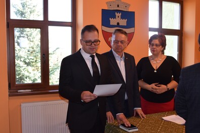 Gál Botond, Torja új alpolgármestere leteszi a hivatali esküt, mögötte Fejér László Ödön ­szenátor és Aczél Cecília, a prefektúra főtitkára. A szerző archív felvétele