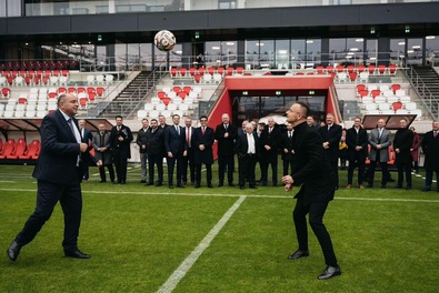 Szijjártó Péter (jobbról) Diószegi László klubelnökkel adogat. Fotó: Facebook / Szijjártó Péter