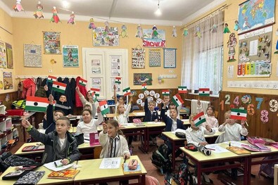 Kárpátaljai diákok az ötvenhatos forradalom évfordulóján. Fotó: Facebook / Kárpátaljai Magyar Pedagógusszövetség