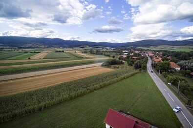 A 114-es megyei út Esztelneken. Bartos Lóránt felvétele