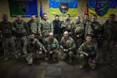 Volodimir Zelenszkij ukrán elnök katonái között.  Fotó: Facebook / Volodimir Zelenszkij