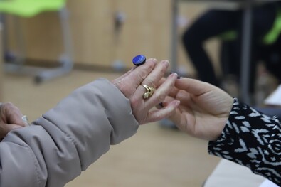  Pecsét kézből kézbe. Albert Levente felvétele