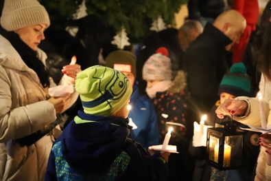 Fellobbant az adventi gyertya lángja. Albert Levente felvétele