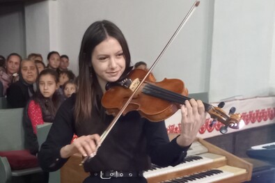 Vivien hegedül a kisborosnyói református templomban a reformáció napján. A szerző felvételei