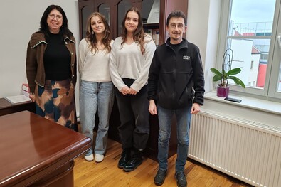 Siklódi Abigél és Bartha Fanni Antal Annamária iskolaigazgató és Sánta Imre társaságában.  A szerző felvétele