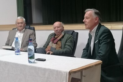 Jánó Mihály, Kálnoky Farkas és Kálnoky Boris a sepsikőröspataki könyv­bemutatón. A szerző felvétele
