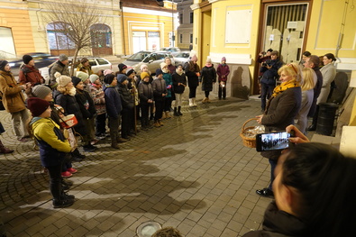 A polgármesteri hivatal előtt jelképesen az egész várost köszöntötték. A szerző felvétele