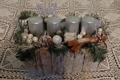Az adventi koszorút Benke Maresz készítette Nagy Rozáliának. Fotó: Héjja Annamária