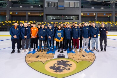 A csapat és Tóth Abigél már birtokba vette a jégpályát. Fotó: Kristó-Gothárd Hunor