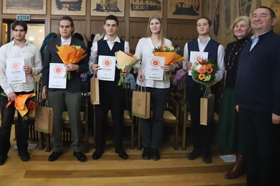 Dezső Szilárd, Pildner Ádám, Kovács Koppány, Török Anna, Bereczki Balázs, Sztakics Éva és Tóth-Birtan Csaba. Fotó: Albert Levente