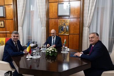 Marcel Ciolacu, Kelemen Hunor és Orbán Viktor a bukaresti találkozón. Fotók: gov.ro