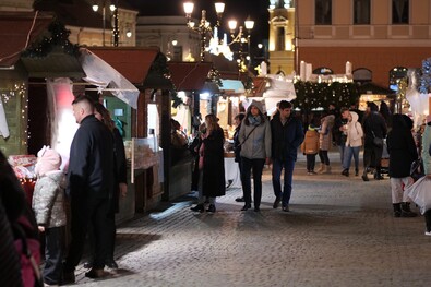 Esti fények a sepsiszentgyörgyi karácsonyi vásárban. Fotó: Mózes László