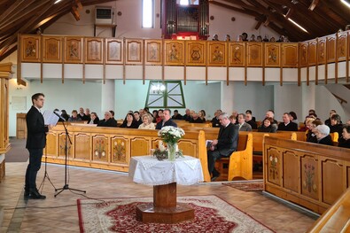 A baróti Boróka Nyugdíjas Kör tagjait a református templomban ünnepi irodalmi műsorral köszöntötték. Fotó: Demeter Zoltán