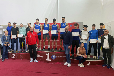 Kolozsi Árpád Kristóf (balról a harmadik) a dobogó harmadik fokán. Fotó: Facebook / Horovitz Hanna