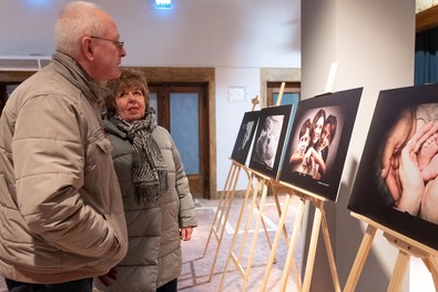 Látogatók a hétfő esti nyitórendezvényen a Tamási Áron Színház előcsarnokában. Fotó: Toró Attila