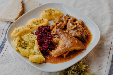Mit főzzünk ma? (Disznópörkölt füstölt csülökkel)