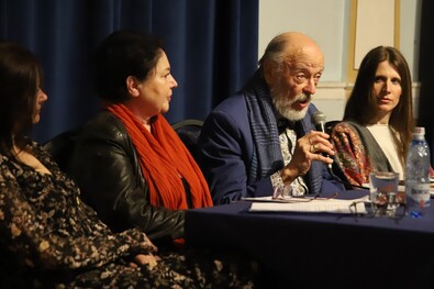 Vércsepp zöld falevélen