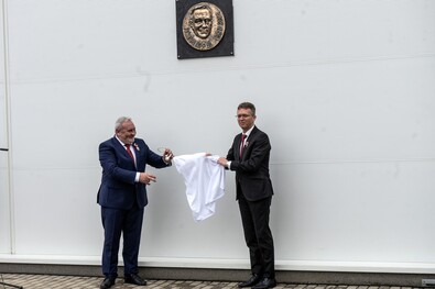 A plakettet Bokor Tibor polgármester és Hankó Balázs miniszter leplezte le. A szerző felvétele