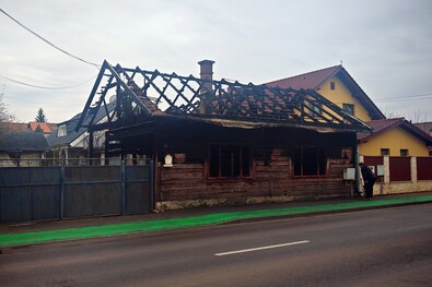 A ház maradványai. Ha szeles az idő, még nagyobb baj történhetett volna. A szerző felvétele