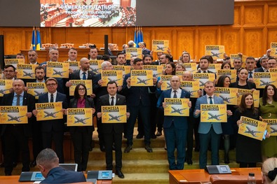 Az AUR törvényhozói: így dolgoznak, amikor nem sztrájkolnak. Fotó: Fcebook / Alianța pentru Unirea Românilor - AUR