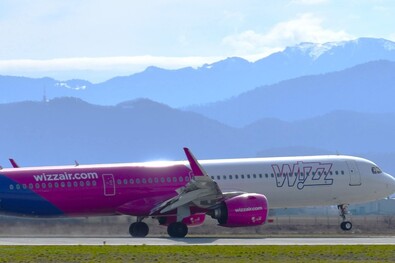 A március 23-i londoni járat, háttérben a Nagykőhavassal. Fotó: Facebook / Aeroportul Internațional Brașov